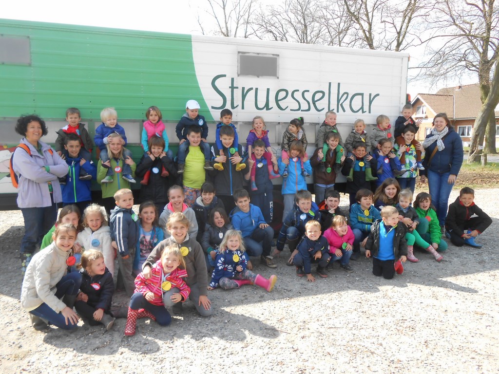 5B met de kleuters van juf Lucy naar de boerderij!